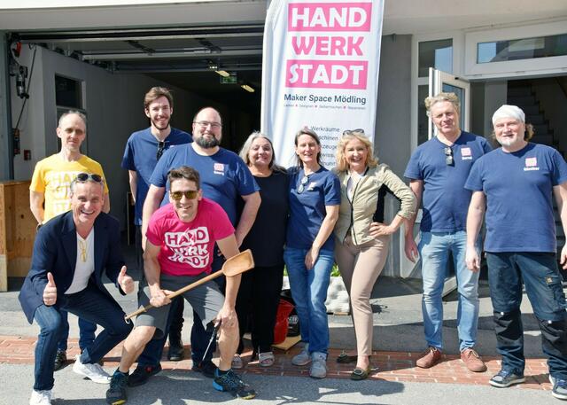 Harald Stopfer, Leonhard Habitzl, Georg Schibranji, Vlasta Schantl, Karin Seiberl, Sozial-Stadträtin Roswitha Zieger, Bernd Mayr, Günter Weber (von links), Wirtschafts-Stadtrat Gert Zaunbauer und Justo Calvo Perez (hockend von links). | Foto: Gemeinde Mödling/Garaus