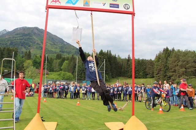Sportliches Geschick ist gefragt beim Erreichen der Aufgabentafel für die gesuchte Notrufnummer. | Foto: KZS/AUVA M. Lippitsch