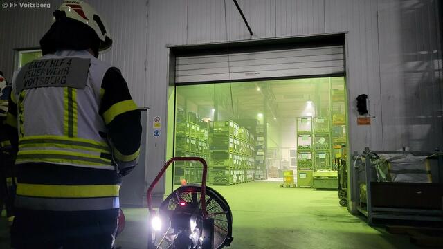 Mit Drucklüftern drückten die Feuerwehren den Rauch aus der Halle. | Foto: FF Voitsberg