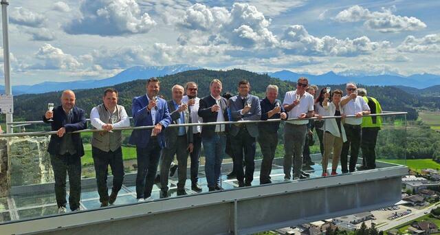 Gemeindevertreter, Ehrengäste und Freunde des Griffner Schlossberges stießen gemeinsam auf die gelungene Umsetzung der neuen Aussichtsplattform an.  | Foto: Marktgemeinde Griffen
