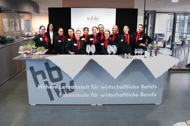 Die 3a kochte zu „Table of Nations – Eat International“ auf und spendete dann den "Rollenden Engeln". | Foto: HBLW Wels