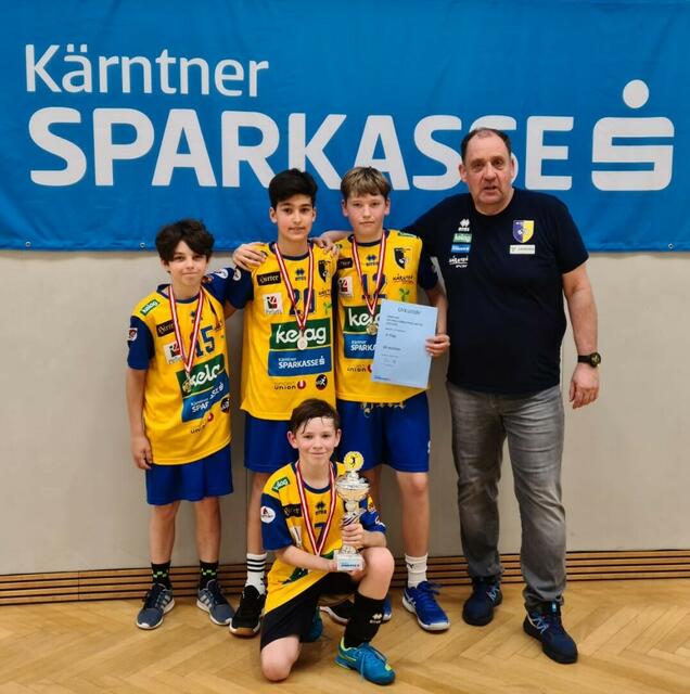 Die Nachwuchstalente der Altersklasse U13 konnten sensationell Kärntner Meister werden. Sportdirektor Martin Micheu (re.) freute sich sehr. | Foto: Aich/Dob