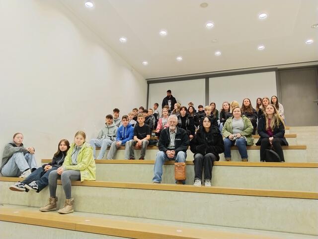 Die Schülerinnen und Schüler mit Franz Göbl bei der Filmvorführung im ehemaligen Konzentrationslager | Foto: Mittelschule Voitsberg