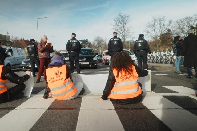 Aktionen auf den Straßen Wiens führen zu Polizeieinsätzen. Auch Anzeigen und sogar Festnahmen gibt es dabei. | Foto: mina/Letzte Generation