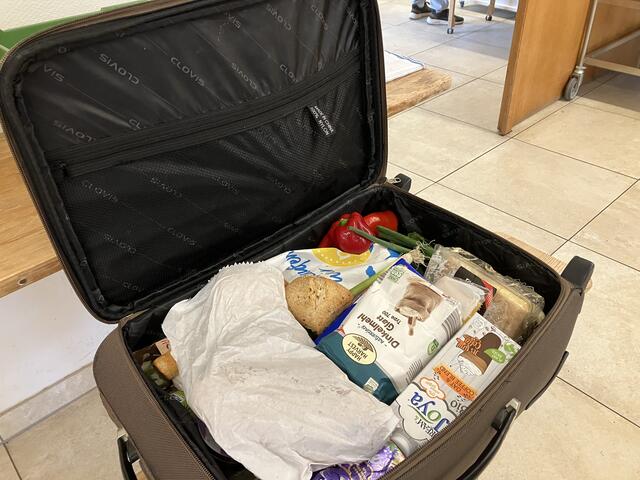 Ein Koffer voll frischer Lebensmittel.  | Foto: Stockmann