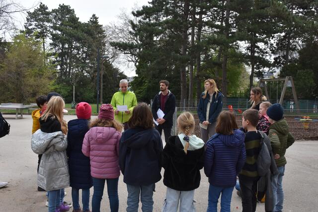 Gemeinsam mit den Kindern wurde ein Lokalaugenschein durchgeführt und gezeigt, welche Projekte umsetzbar sind und welche nicht. | Foto: BV18