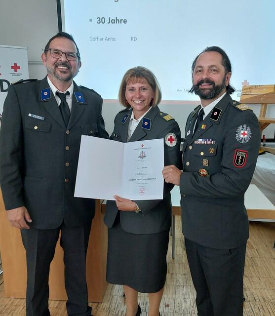 Anita Dörfler wurde für 30 aktive Jahre beim Roten Kreuz geehrt.  | Foto: RK FE