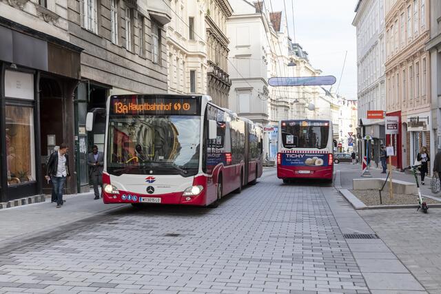 Zu einem Vorfall in einem Bus der Linie 13A ist es am Dienstag gekommen. Eine Mutter samt schreienden Kind wurde aus dem Bus geworfen. (Archiv) | Foto: Manfred Helmer/Wiener Linien