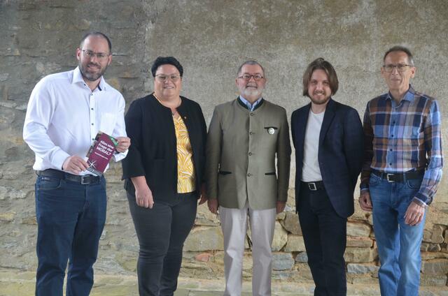 Vorsitzender der WALDVIERTEL AKADEMIE Thomas Arthaber, Vizebürgermeisterin Sandra Warnung, Friedrich Polleroß, Regisseur Christian Jilka und Altbürgermeister Johann Müllner am 5. Mai in Neupölla. | Foto: WALDVIERTEL AKADEMIE