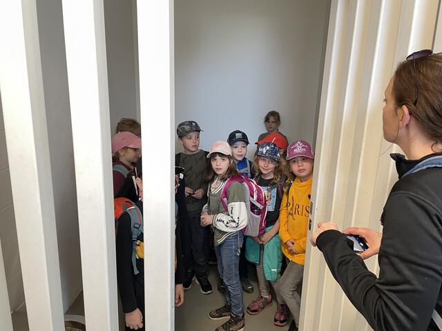 Ein besonderes Highlight für die Volksschulkinder beim Infovormittag der Kinderpolizei in der Polizeiinspektion Weiz war der Besuch des Verwahrungsraumes - des Knasts. | Foto: RegionalMedien Steiermark/Barbara Vorraber