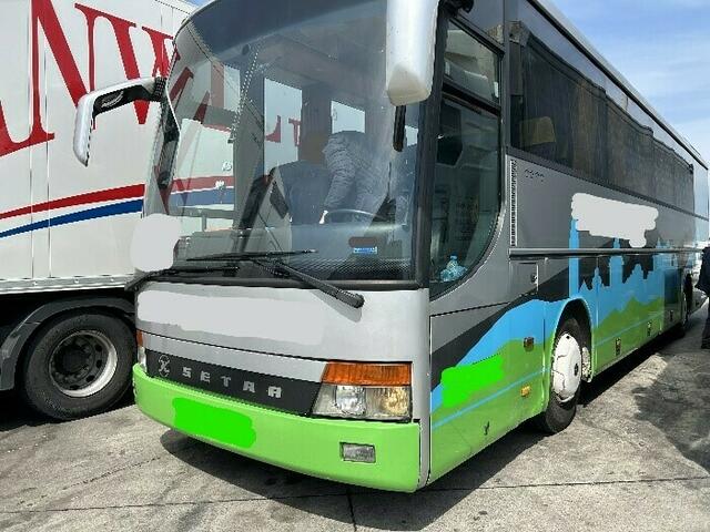 Für die insgesamt 21 Fahrgäste dieses mangelhaften Reisebusses wurde ein Ersatzbus organisiert. | Foto: LPD Burgenland