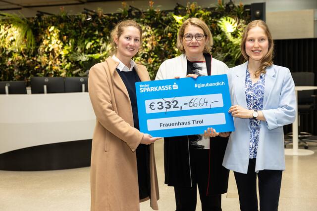 v.l.n.r.: Hannah Ringhofer (stellvertretende Geschäftsführerin Frauenhaus Tirol), Karin Svoboda (Vorständin Tiroler Sparkasse) und Julia Schranzhofer (ESG-Managerin und Kleidertausch-Organisatorin Tiroler Sparkasse). | Foto: Thomas Steinlechner