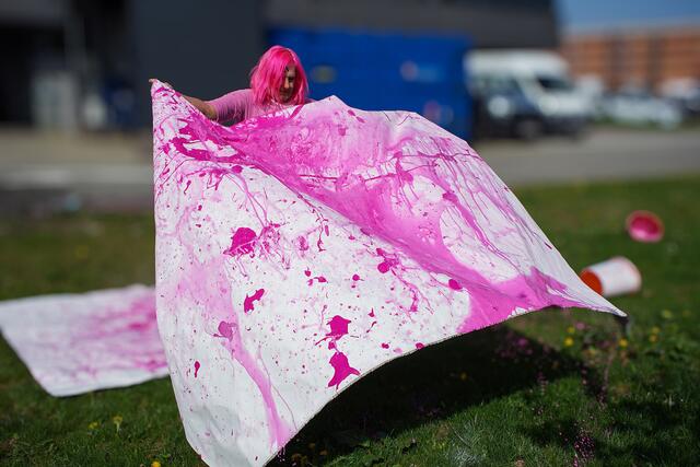 Reitinger kreierte ein Kunstwerk in pink. | Foto: Ginzinger electronic systems GmbH