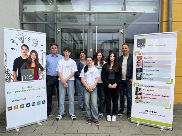 Andreas Raab, Pascal Palmetshofer, Marion Hartlauer, Juliana Nader, Sofiia Hridasova, Katrin Lehbrunner und Direktor Thomas Katzenschläger.
 | Foto: Marion Hartlauer
