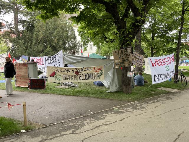 Seit Montag schon wird beim "Intifada-Camp" ausgeharrt. | Foto: Andreas Pölzl/RMW