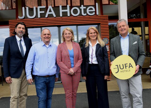 Bei der Pressekongerenz dabei v.l. Bürgermeister  Josef Wallner, JUFA Hotelleiter Harald Franzl, Vizepräsidentin des Europäischen Parlaments Evelyn Regner, SPÖ Spitzenkandidatin für die Wahl zum Europäischen Parlament Elisabeth Grossmann, sowie  JUFA Vorstandsvors. Gerhard Wendl 
