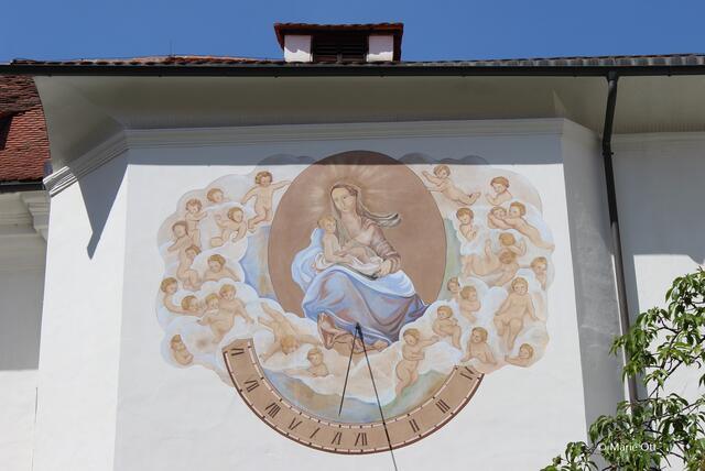 Sonnenuhr beim Kreuzgang bei der Mariahilferkirche