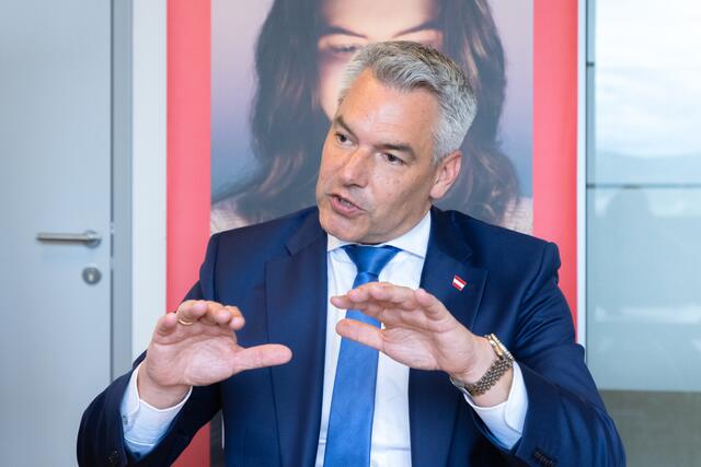 "Kein Aus für Verbrennermotoren" fordert nun ÖVP-Chef Karl Nehammer. | Foto: Konstantinov
