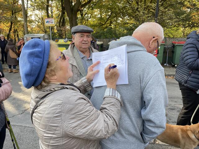 Seit Jahren wird gegen den "Monsterbau" protestiert. | Foto: Berger