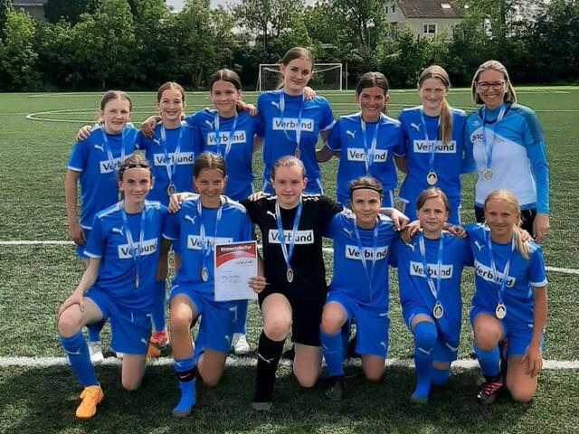 Prof. Mag. Martina Schuster mit ihrer erfolgreichen Mädchenfußballmannschaft aus dem Gymnasium Rohrbach!