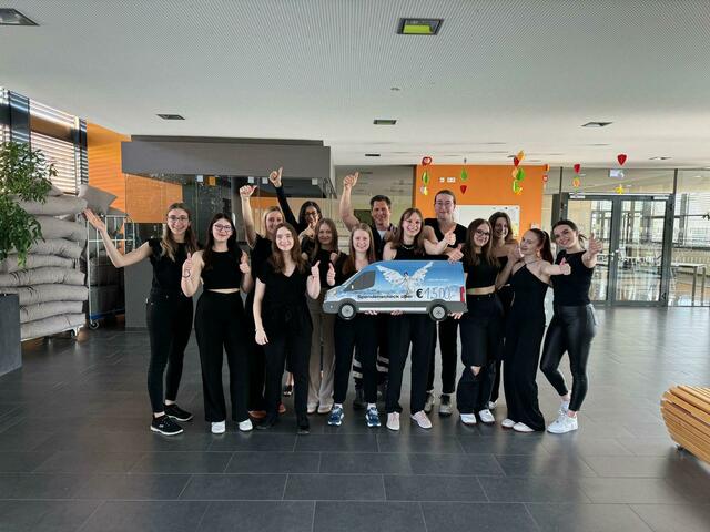 Die 3a kochte zu „Table of Nations – Eat International“ auf und spendete dann den "Rollenden Engeln". | Foto: HBLW Wels