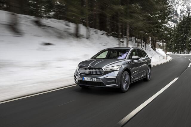 Das elegante und üppig ausgestattete neue Modell Škoda Enyaq L&amp;K punktet neben LED-Beleuchtung u. a. mit Crystal Face, 20 oder 21 Zoll Leichtmetallfelgen, Designdetails in Platin-Grau und L&amp;K-Emblemen. | Foto: Škoda