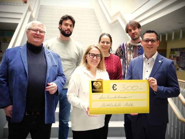 v.l.: Richard Scheiner, Ingeborg Lechner und Patrick Strobl (im Vordergrund) mit den Native Speaker Dylan, Catharine und Owen von „Kreativ English“. | Foto: Stadt Melk/Daniel Butter