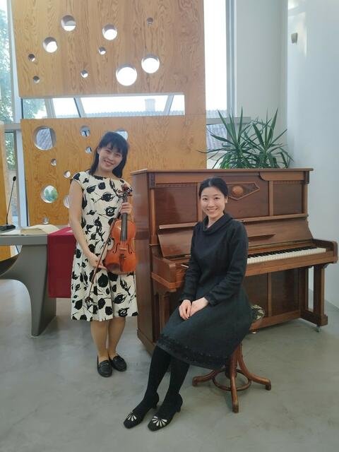 Die Japanerinnen Wakana Katsumoto und Reina Yoshioka begeisterten das Publikum in der Martin Luther Kirche in Hainburg.  | Foto: Scholz