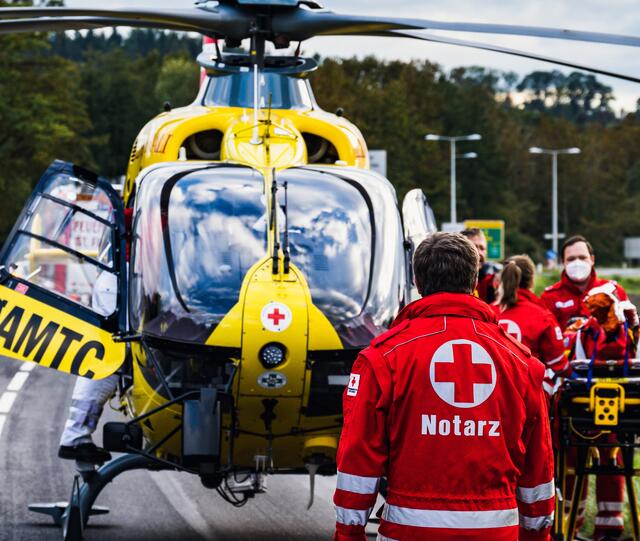 Die verletzte Fußgängerin wurde mit einem Hubschrauber ins Klinikum Wels geflogen. | Foto: TEAM FOTOKERSCHI.AT / KERSCHBAUMMAYR (Symbol)