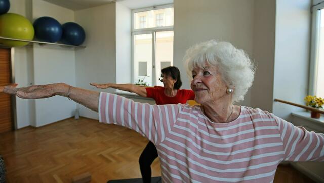 Mit ihren Seniorenyogastunden will Maria Neuwirth zeigen, dass Yoga in jedem Alter möglich ist.  | Foto: habohami