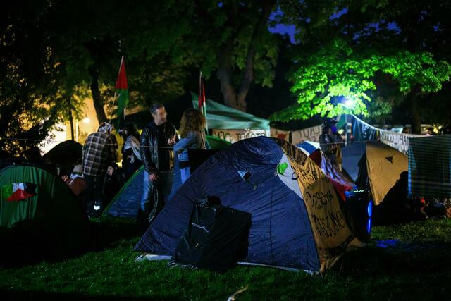 Am Montagabend errichteten Aktivistinnen und Aktivisten am Campus der Universität Wien im Alten AKH ein Pro-Palästina-Protestcamp. Vorbild dürften jene Proteste an US-amerikanischen Universitäten Ende April sein. | Foto: MAX SLOVENCIK / APA / picturedesk.com