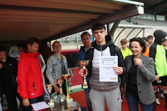 Rinor Doroci  übernimmt als Kapitän der Spielgemeinschaft Gratkorn-Hitzendorf den Pokal für den 3. Platz im Landesfinale. Für den 15-jährigen Gratkorner ist eine Fußballkariere der Traumberuf schlechthin.  | Foto: Edith Ertl