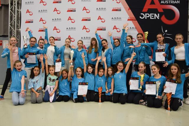 Pokalträger der UET Dancers - Minis &amp; Kinder | Foto: Doris Rupp