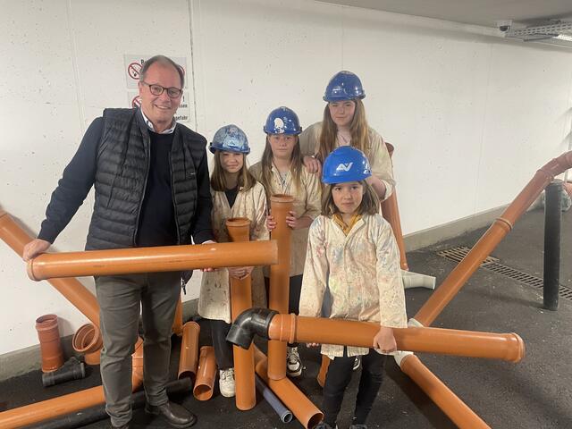 WK-Chef Josef Huber begrüßte rund 400 SchülerInnen in der Erlebniswelt Baustelle. | Foto: Perktold