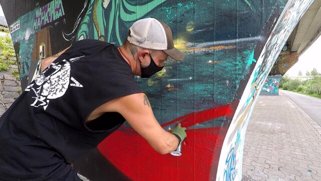 Drei Graffiti-Künstlerinnen und Künstler wurden bei der Gestaltung von je einem Akt zu einem Graffiti-Kunstwerk mit der Kamera begleitet.  | Foto: Egino Lindenbauer 