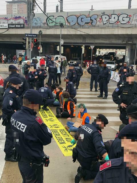 Wegen zwei Störaktionen der Letzten Generation hatte die Polizei wieder alle Hände voll zu tun. | Foto: Letzte Generation AT