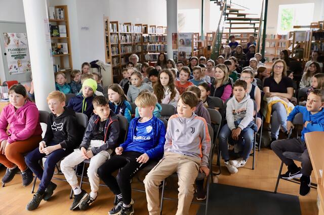 Die Schülerinnen und Schüler lauschten gebannt der interaktiven Lesung von Eleni Livanios. | Foto: Alfred Mayer