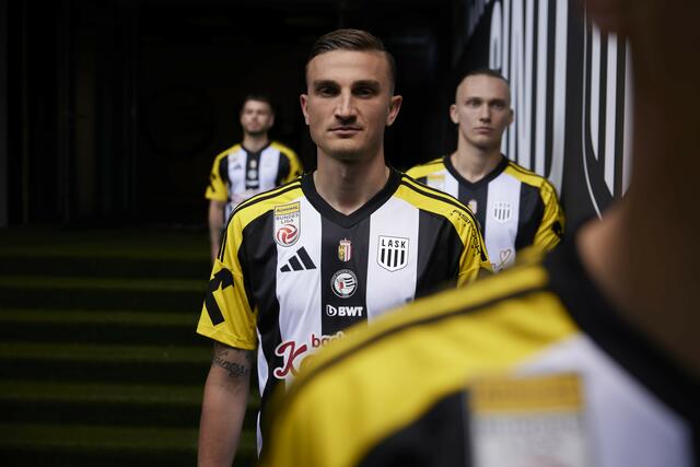 Philipp Ziereis im neuen schwarz-weißen Zwirn: Der LASK spielt fortan in schmucken Adidas-Trikots. | Foto: LASK