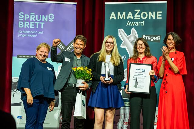 Berndorf Sondermaschinenbau als Sieger des amaZone-Award bei Mittelunternehmen. | Foto: Astrid Knie