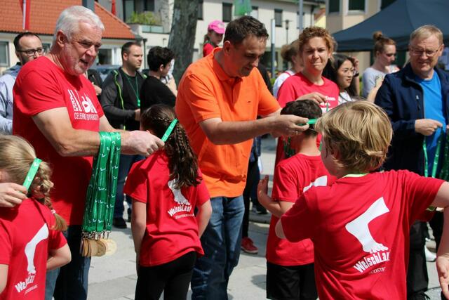 Beim Zieleinlauf gab es Medaillen für die jungen Läuferinnen und Läufer. | Foto: Marktgemeinde Wies
