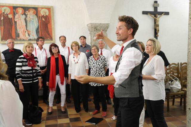 Lange Nacht der Chöre Salzburg 2018
Im Bild der Chor "Trumer Mix" mit Chorleiter Hannes Reichl | Foto: Neumayr