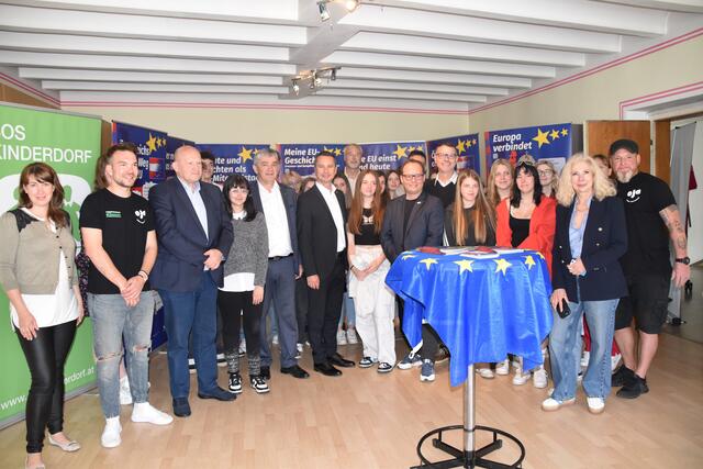 Der Start für die Ausstellung erfolgte mit Vertretern aus Politik, SOS-Kinderdorf sowie vielen Schülern. | Foto: Michael Strini