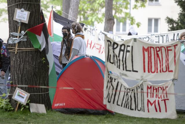 Seit Montagabend zelten mehrere Dutzend pro-palästinisch eingestellte Aktivistinnen und Aktivisten am Gelände des Campus der Universität Wien im Alten AKH. | Foto: ALEX HALADA / picturedesk.com 