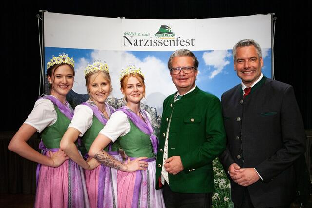 Gern in der Steiermark: Im letzten Jahr war Karl Nehammer mit LH Drexler zu Gast bei den Narzissenhoheiten in Bad Aussee. | Foto: Stefanie Sima, Narzissenfestverein