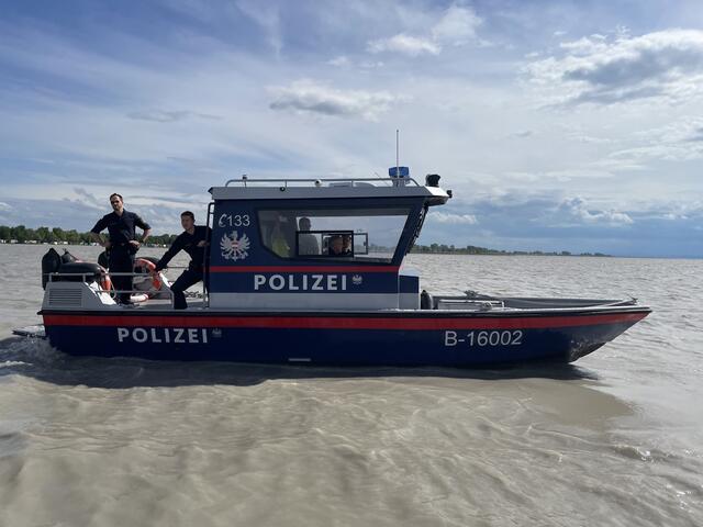 22 Polizeibeamte auf zwei Booten kümmern sich um die Sicherheit am Neusiedler See. | Foto: Kathrin Santha