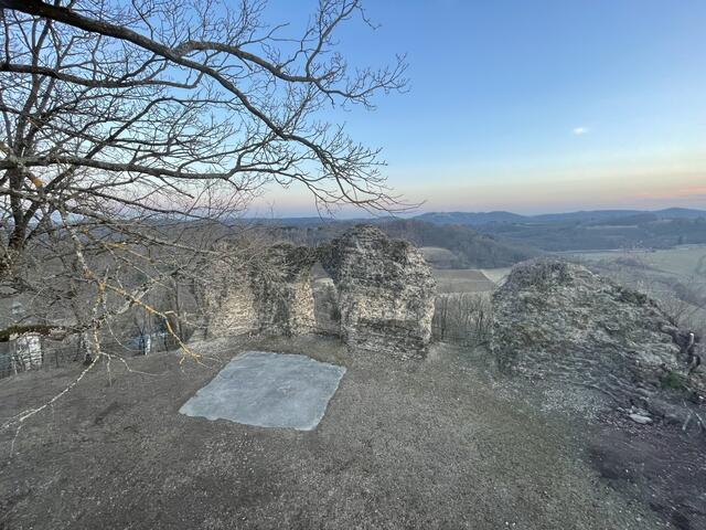 Der geplante Verkauf des Neuhauser Burgbergs und der Ruine steht in Zusammenhang mit dem Bau des neuen Feuerwehrhauses. | Foto: Martin Wurglits
