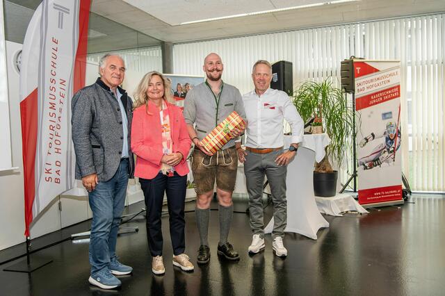 vlnr: Bartl Gensbichler, Direktorin Maria Wiesinger, Absolvent Stefan Rieser, Skisportlicher Leiter Gernot Wagner | Foto: Johannes Brandner