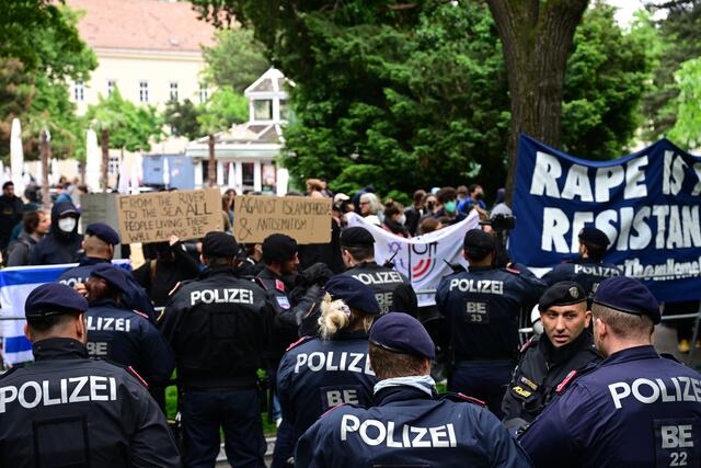 Am Mittwoch kam es zu einem Gegenprotest gegen das "Intifada-Camp" am UniCampus. Dabei seien Gegendemonstrierende eingekesselt und angezeigt worden, so IKG-Präsident Oskar Deutsch. | Foto: MAX SLOVENCIK / APA / picturedesk.com
