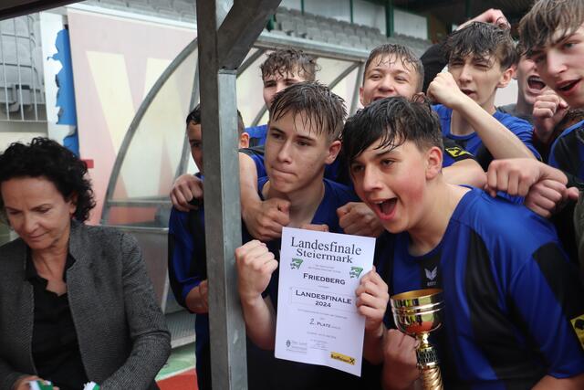 Jubel bei der PTS Friedberg über Platz 2. Da spielte auch der strömende Regen nur mehr eine Nebenrolle.  | Foto: Edith Ertl