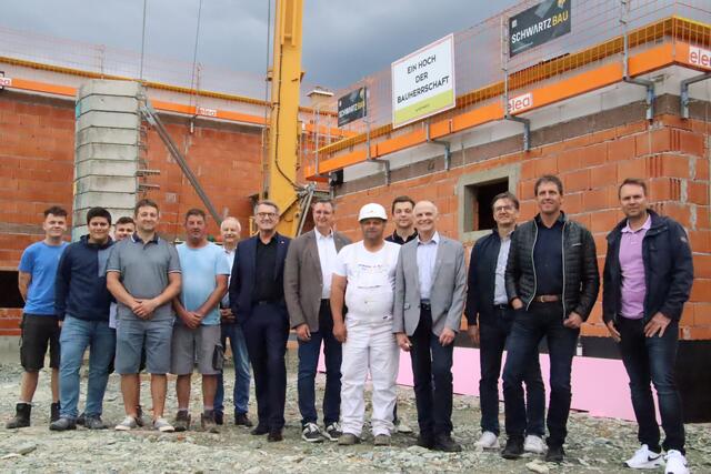 Zur Gleichenfeier in der Oberen Hauptstraße in Neuberg versammelten sich Vertreter der Oberwarter Siedlungsgenossenschaft, der Gemeinde und der Baufirmen. | Foto: Martin Wurglits